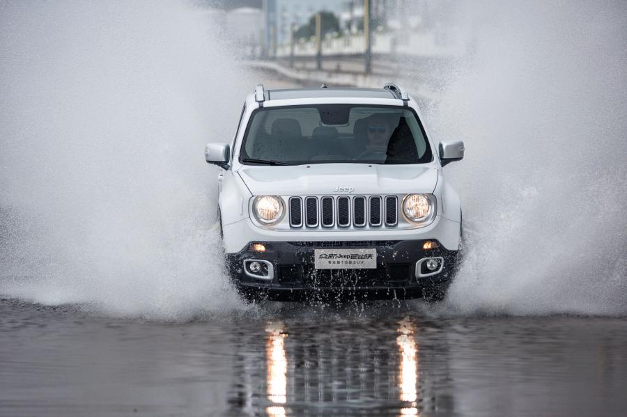  Jeep Renegade Limited (BU) 2016 года  (CN) (фото 14 из 30)